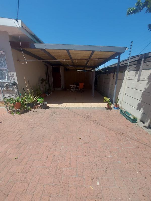 2 Bedroom Property for Sale in Goodwood Central Western Cape